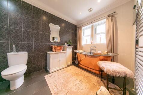 Master bedroom en-suite 2