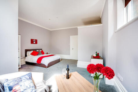 Studio 6 bed Festing Grove 17.08.17-31.jpeg