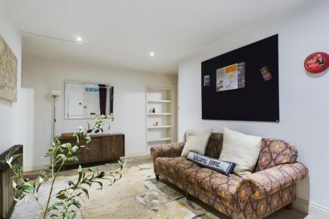 CAM01740G0-PR0184-STILL007