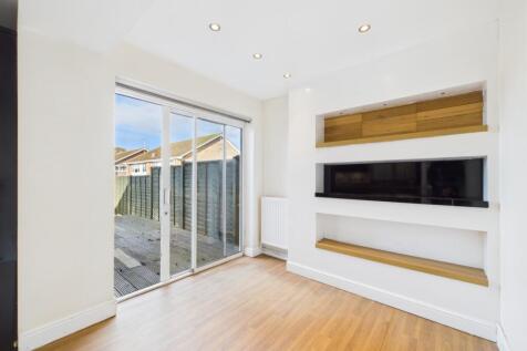 CAM01740G0-PR0482-STILL006