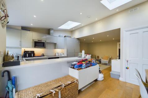 CAM01740G0-PR0343-STILL010