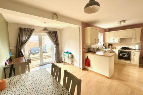 KITCHEN DINER DAY ROOM.jpg