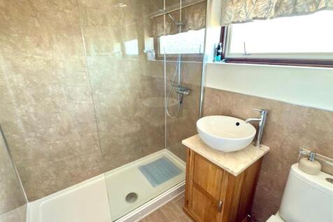 SHOWER ROOM.jpg