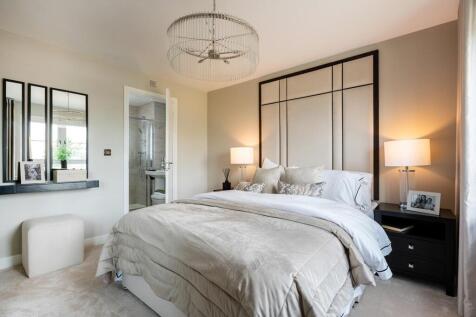 Main bedroom with ample space and en suite shower room