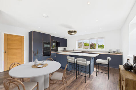 Breakfast-Family Room 2.jpg