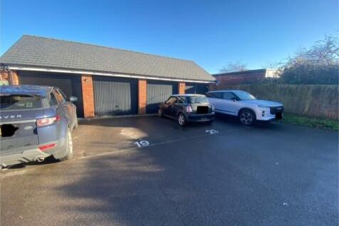 Garage with parking sp