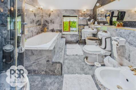 Principal En-Suite Bathroom