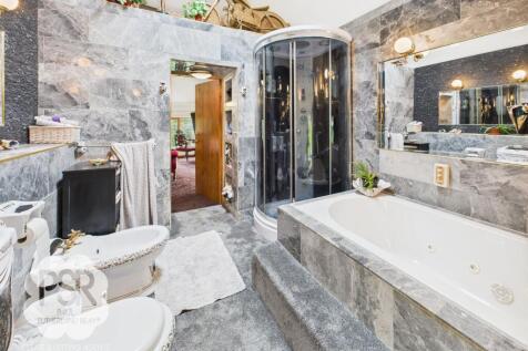 Principal En-Suite Bathroom