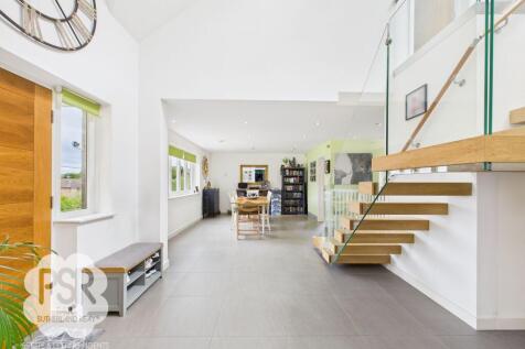 Entrance Foyer and Dining Area