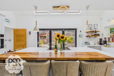 Kitchen with Feature Dining Island