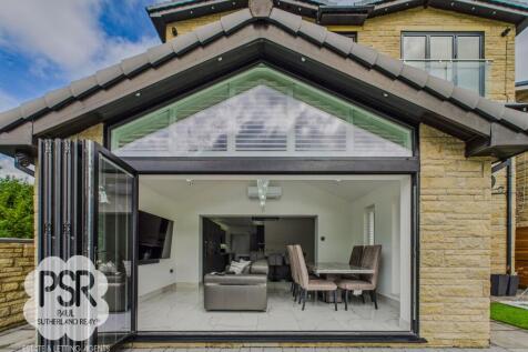 Stunning Kitchen-Diner-Snug with Bi-Folds