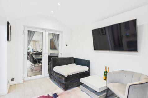 CAM03729G0-PR0181-STILL019