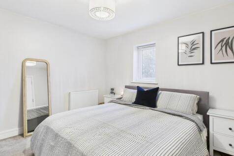 CAM03729G0-PR0184-STILL012