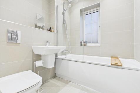 CAM03729G0-PR0184-STILL016