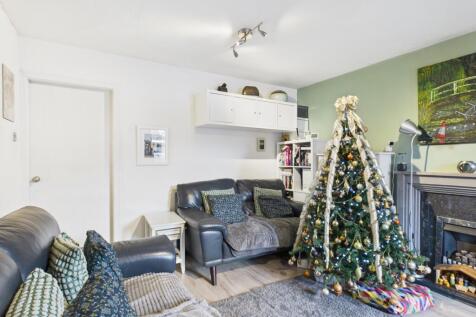 CAM03729G0-PR0195-STILL031