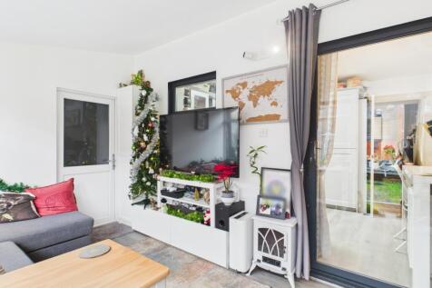 CAM03729G0-PR0195-STILL018