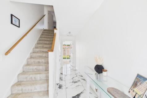 Pavilion Rise - Entrance Hallway