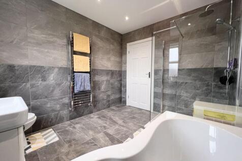 34 - Top Floor Bathroom