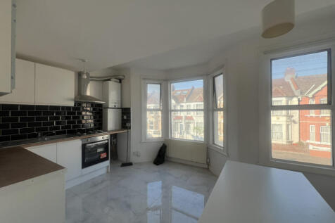 Fully Renovated 4 Bedroom Split-Level Flat in Too