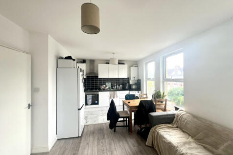 4 Bedrooms Flat to rent in Tooting Bec