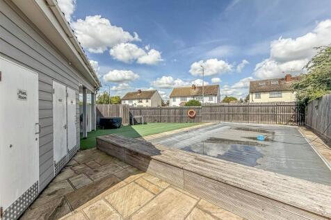 Shared Garden With Swimming Pool