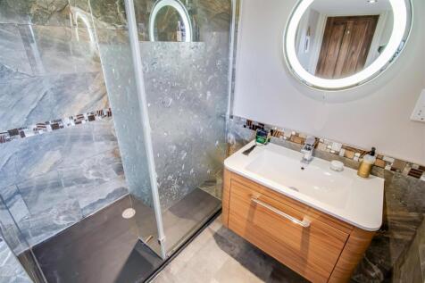 EN SUITE SHOWER ROOM
