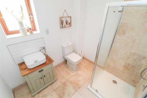 EN SUITE SHOWER ROOM/W.C.