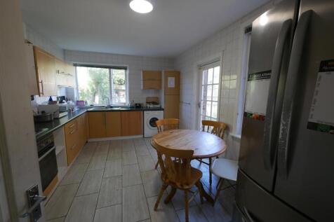 174CE KITCHEN.JPG