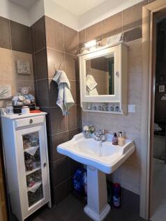 Bathroom 2 (Floor 2)