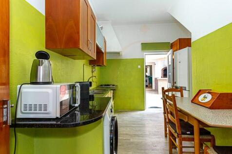 Spacious and equipped kitchen