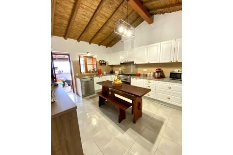 Spacious and equipped kitchen