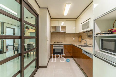 27th Floor 3 Bedroom Condo For Sale - Decastle Royal, BKK1,  Phnom Penh