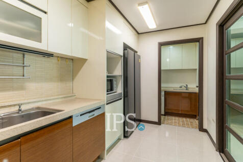 27th Floor 3 Bedroom Condo For Sale - Decastle Royal, BKK1,  Phnom Penh