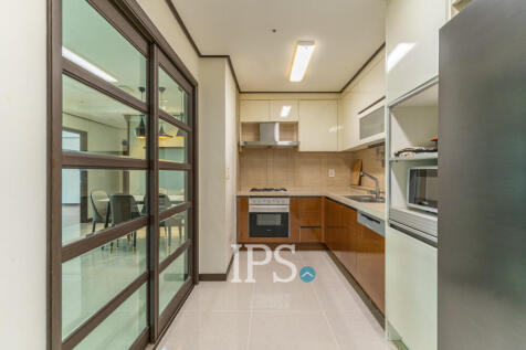 27th Floor 3 Bedroom Condo For Sale - Decastle Royal, BKK1,  Phnom Penh