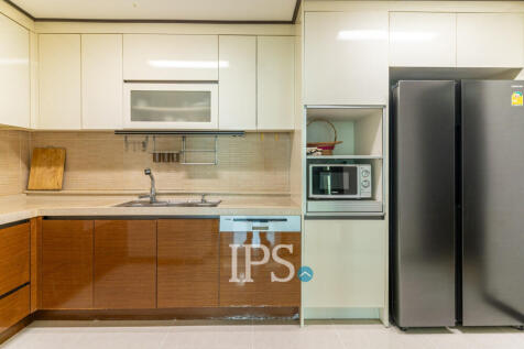 27th Floor 3 Bedroom Condo For Sale - Decastle Royal, BKK1,  Phnom Penh