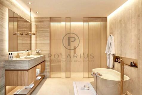 A luxurious, modern bathroom featuring a freestand