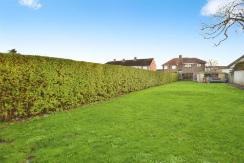 004aac02-garden 20rear 20house.JPG