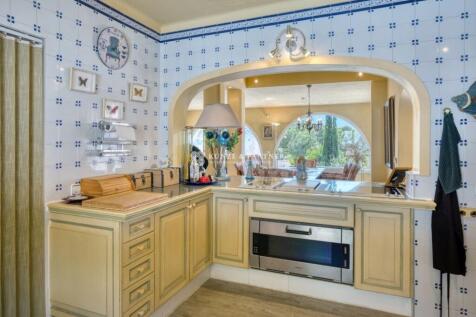 Küche mit Durchreiche