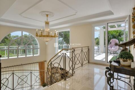 Galerie mit Terrassenzugang im Obergeschoss