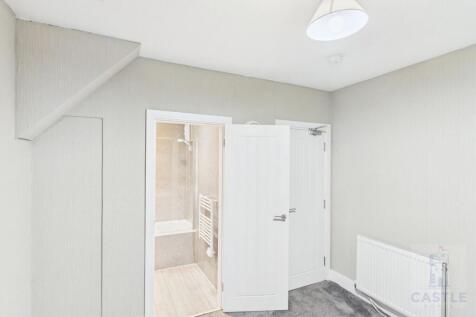 Bedroom 3 into ensuite