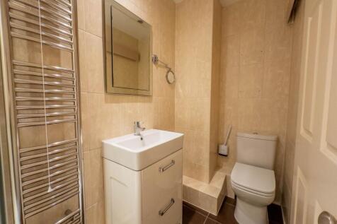 Master Ensuite 2