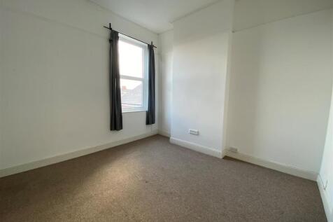 86 High Street - first floor bedroom.jpg