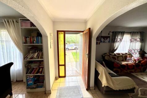 Foyer/front entrance