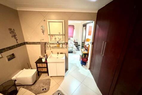 Flat's full bathroom (ensuite)