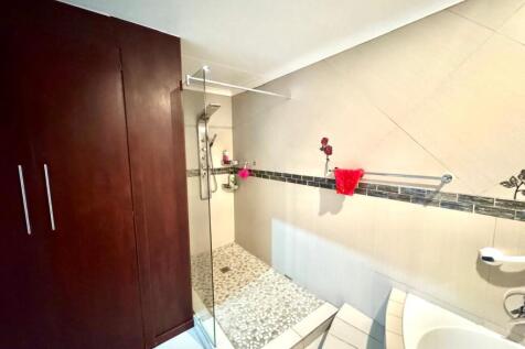 Full bathroom, ensuite bathroom of the flat