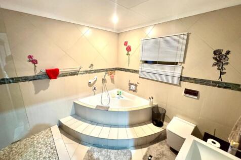 Ensuite bathroom of the flat (ensuite)