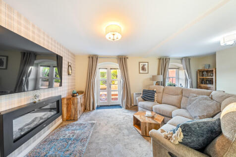 TWO BED APARTMENT...