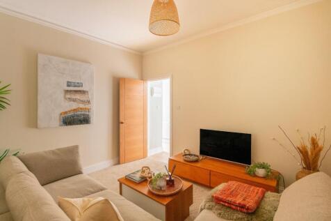 2R1RGK - Sitting Room A.jpg