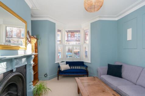 3L7CRSA - Living Room C.jpg