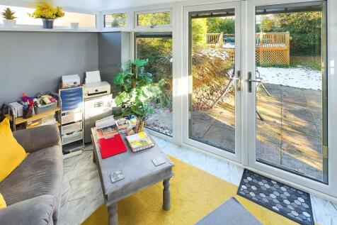 CAM04233G0-PR0011-STILL034